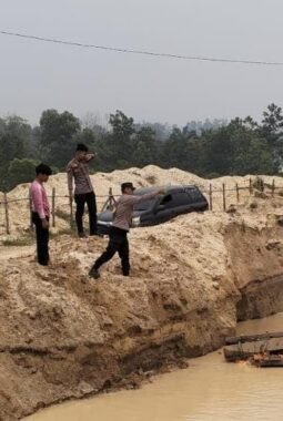 Polsek Singingi Tertibkan Dua Rakit PETI di Muara Lembu