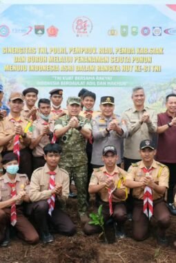 TNI-Polri Bersama Buruh Tanam 20 Ribu Pohon di Siak, Kabaharkam Tekankan Polisi Bersama Masyarakat