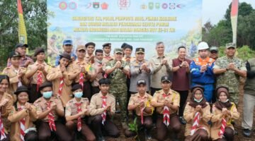 TNI-Polri Bersama Buruh Tanam 20 Ribu Pohon di Siak, Kabaharkam Tekankan Polisi Bersama Masyarakat