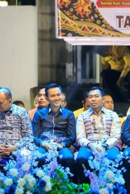 Plt Bupati Muklisin Buka Batik Carnival di HUT ke-27 Kuansing