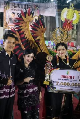 Polres Kuansing Raih Juara 1 Batik Carnival Semarak HUT Kuansing ke-27