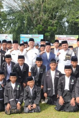 Putih Bersinar di Lapangan Limuno, H. Muklisin Pimpin Upacara Hari Santri Nasional 2026