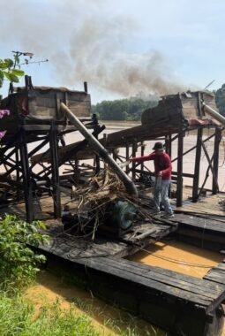 Polsek Cerenti Tertibkan Aktivitas PETI di Desa Pulau Busuk,Dua Rakit Dimusnahkan